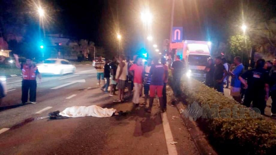PEKERJA kilang, Tan Leik Fong, 21, maut selepas motosikalnya terbabit kemalangan dengan Toyota Alphard di persimpangan lampu isyarat Lebuh Alor Gajah-Melaka Tengah-Jasin (AMJ) dekat Merlimau. - FOTO ihsan polis 