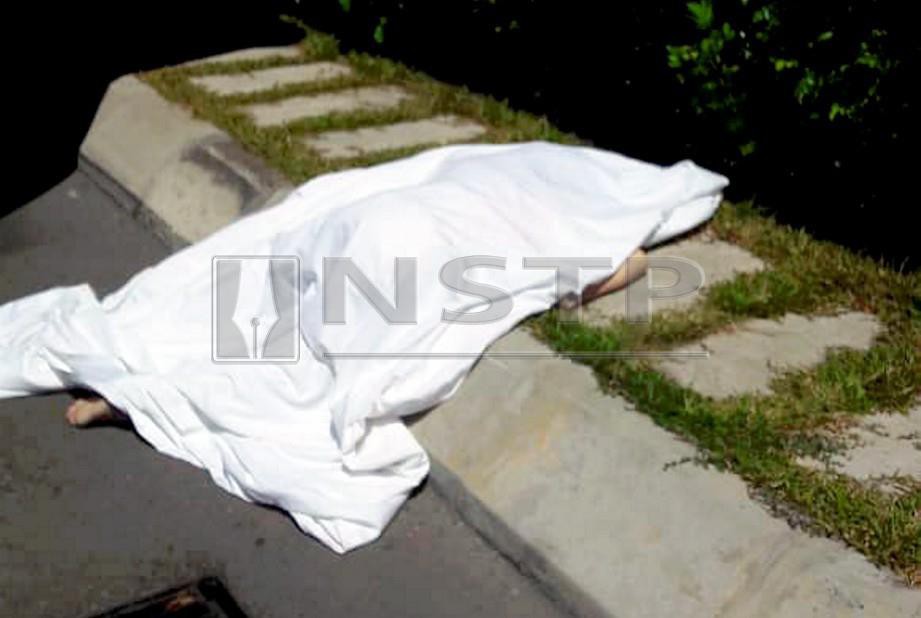 Mayat wanita berusia 47 tahun yang terjun dari tingkat 12 di sebuah hotel di Taipan, Inanam. FOTO Ihsan Polis