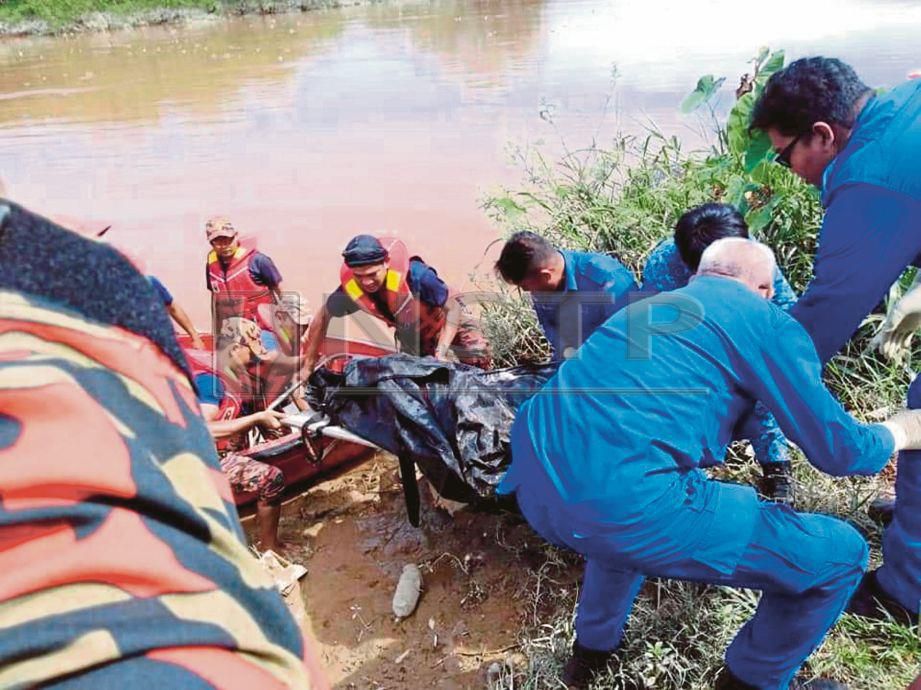 ANGGOTA APM dan Jabatan Bomba dan Penyelamat Malaysia (JBPM) membawa naik mayat lelaki yang ditemui dalam kolam di Teluk Bunut, Banting, hari ini. FOTO ihsan APM. 
