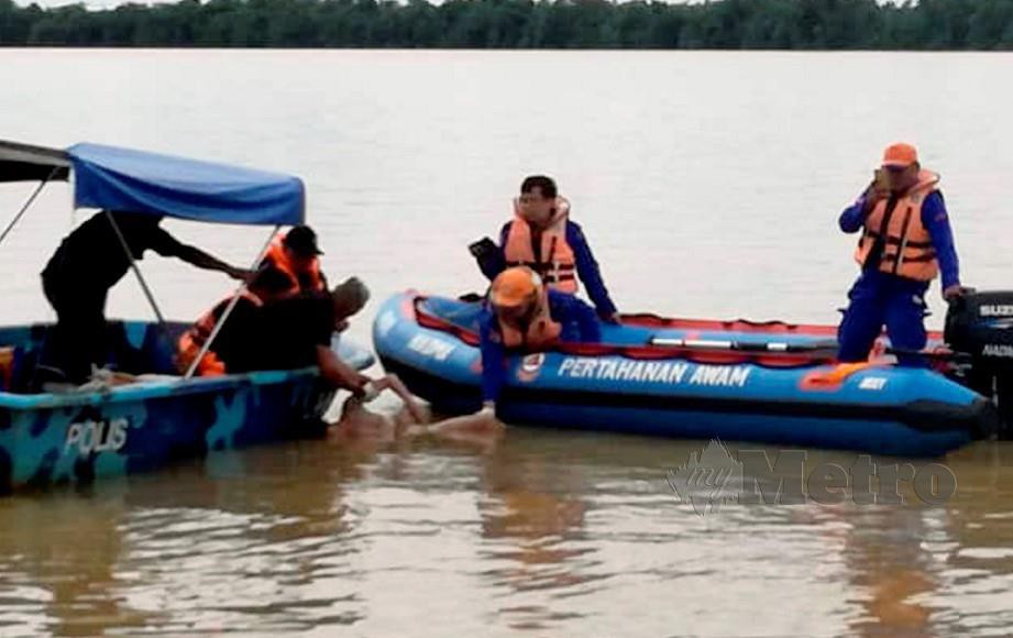 ANGGOTA Bomba menjalankan operasi mencari dan menyelamat (SAR) tiga saudara yang lemas di Sungai Igan, Sibu. FOTO Ihsan Bomba