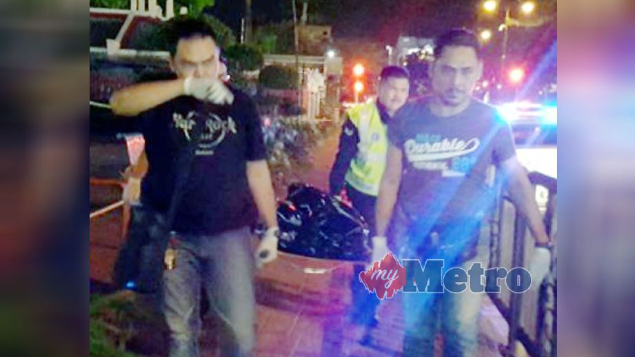 ANGGOTA polis membawa mayat seorang wanita tanpa pakaian berdekatan kawasan taman di Jalan Tugu, di Kota Kinabalu. FOTO NSTP/JUNAIDI LADJANA.