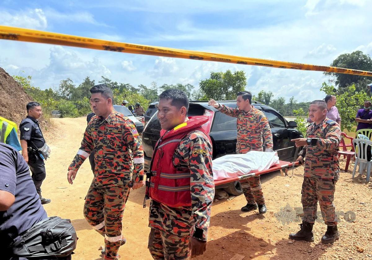 ANGGOTA Jabatan Bomba dan Penyelamat (JBPM) membawa mayat Siti Nur Athhiyya Soffea. FOTO ihsan JBPM