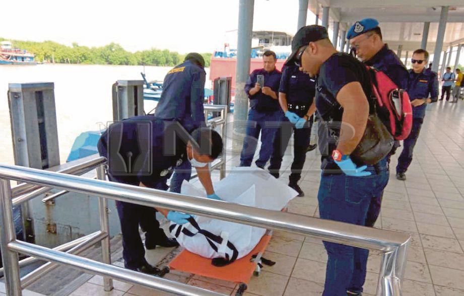 ANGGOTA Maritim Malaysia membawa naik mayat di Jeti Kuala Kedah untuk dihantar ke Hospital Sultanah Bahiyah (HSB) Alor Setar, hari ini. Foto Ihsan APMM