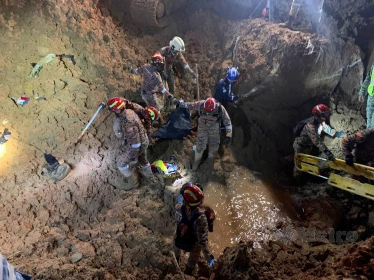 PASUKAN SAR menemukan mayat ke-25 tragedi tanah runtuh Batang Kali. FOTO ihsan bomba 