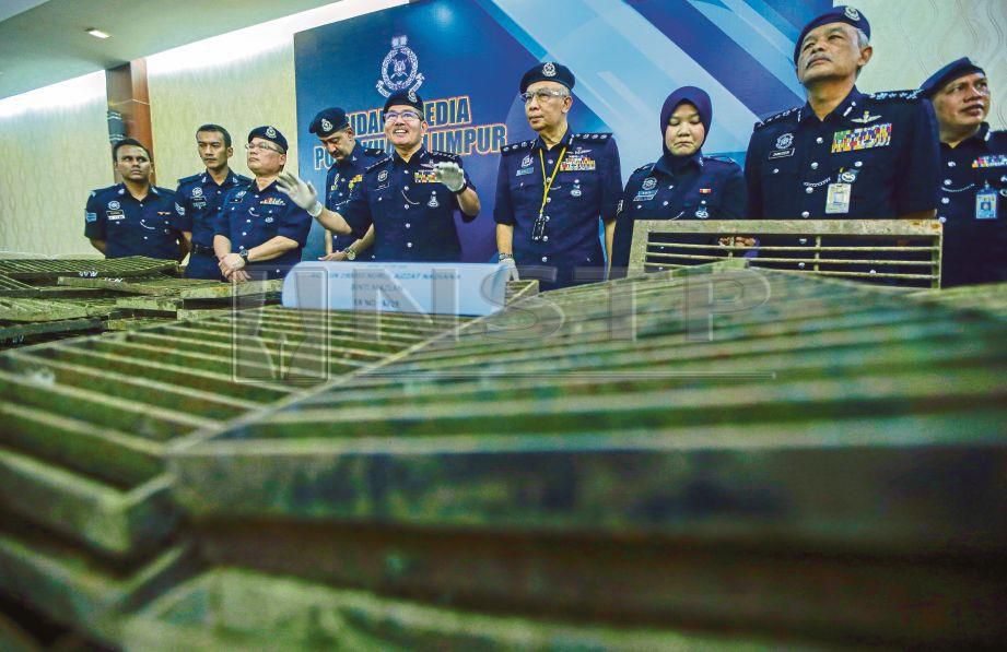 MAZLAN (tengah) bersama pegawainya menunjukkan sebahagian besi penutup longkang yang dirampas pada sidang media di IPK Kuala Lumpur, hari ini. FOTO Luqman Hakim Zubir.