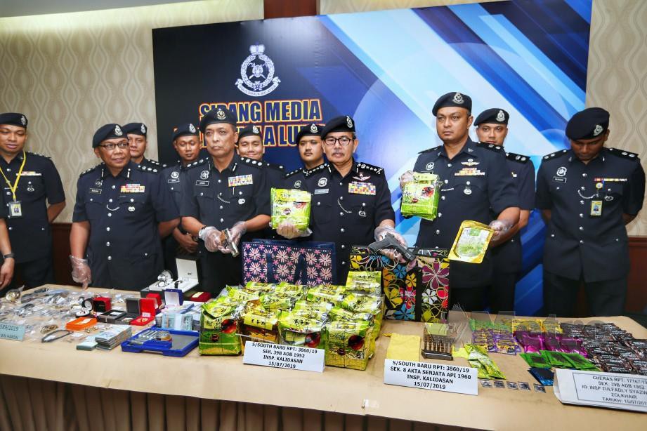 Mazlan (tengah) menunjukkan barang rampasan  pada sidang media mengenai kejayaan Jabatan Siasatan Jenayah Narkotik di IPK Kuala Lumpur. Foto Aswadi Alias 