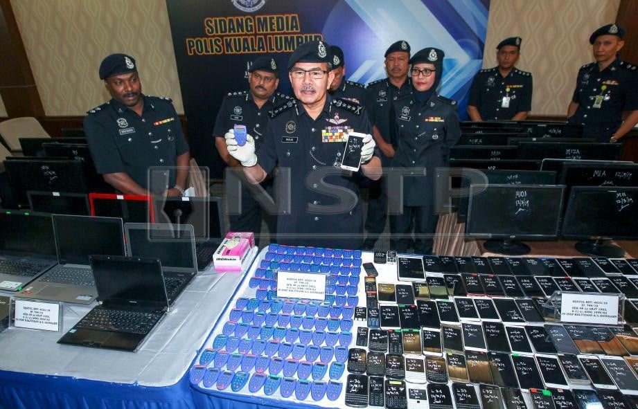 MAZLAN menunjukkan peralatan judi yang dirampas pada sidang media di Ibu Pejabat Polis Kontinjen Kuala Lumpur, hari ini. FOTO Aswadi Alias