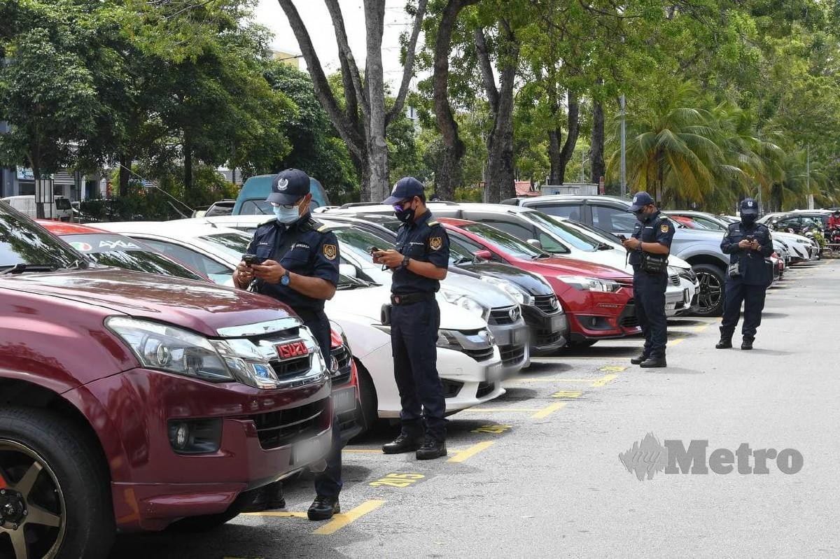 ANGGOTA Penguat Kuasa MBSP mengadakan pemeriksaan aplikasi Penang Smart Parking (PSP) di Bandar Sunway Seberang Jaya, Butterworth. FOTO ihsan MBSP