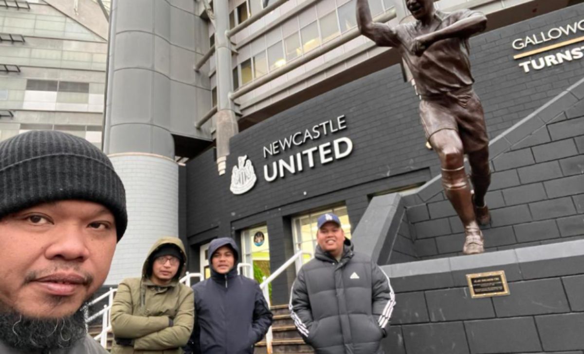 PENYOKONG MBA di hadapan tugu legenda Newcastle United, Alan Shearer.