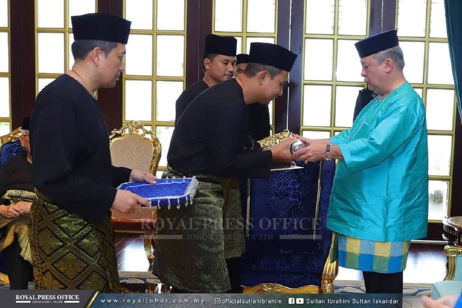 DR Sahruddin mengangkat sumpah sebagai Menteri Besar Johor ke-17 di hadapan Sultan Johor Sultan Ibrahim Iskandar yang berlangsung di Balai Mengadap, Istana Bukit Serene. FOTO ROYAL PRESS OFFICE