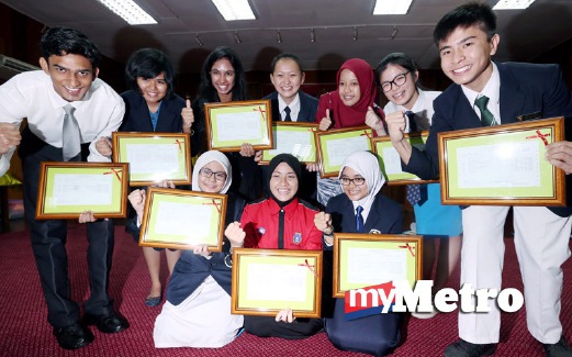 ANTARA pelajar yang hadir menerima keputusan rasmi peperiksaan SPM 2015 sekolah Melaka anjuran Jabatan Pendidikan Melaka yang disempurnakan oleh Pengarah Pendidikan negeri, Abu Bakar Sahari di Dewan Bestari, Bukit Baru. FOTO Rasul Azli Samad