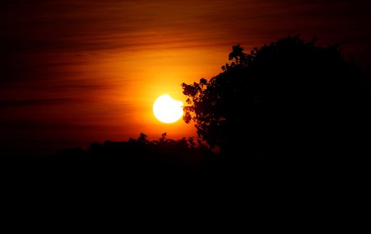 GERHANA matahari separa dirakam pada 7.34 pagi di Balai Cerap, Kompleks Al-Khawarizmi, Tanjung Bidara. FOTO Khairunisah Lokman