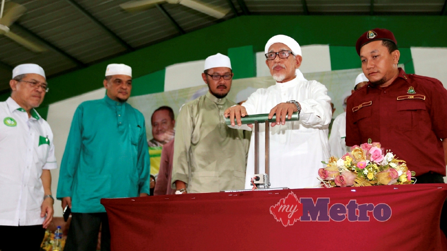 ABDUL Hadi (dua kanan) melancarkan Manifesto Pas Melaka sambil diperhatikan Pesuruhjaya Pas negeri, Kamarudin Sidek (tiga kanan). FOTO Rasul Azli Samad