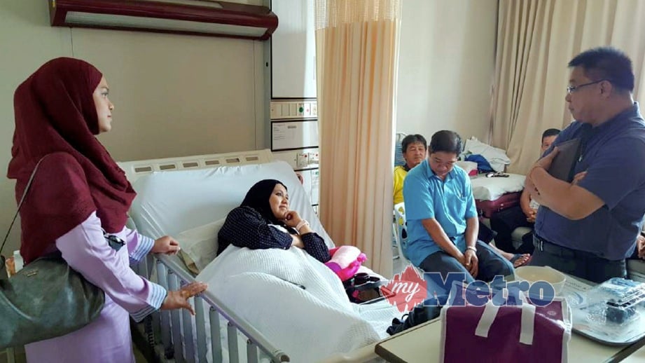 MAS Ermieyati menerima kunjungan dari rakan-rakan selepas dimasukkan ke pusat perubatan. FOTO Mohd Hilmie Hussin