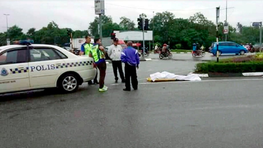 MANGSA ditemui maut di lokasi kejadian dipercayai akibat dilanggar kenderaan. FOTO ihsan Pembaca