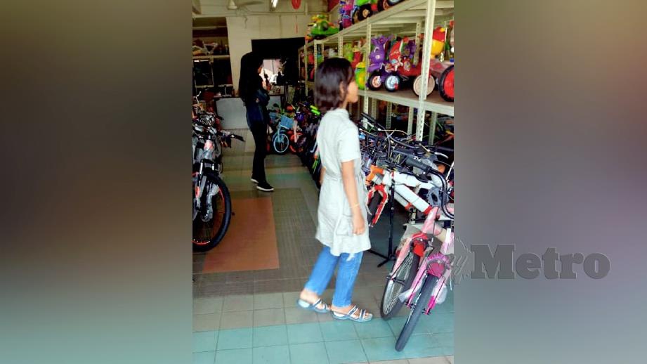 ARWAH Nur Fatin Umairah ketika memilih basikal di kedai basikal sebelum terbabit dalam kemalangan.