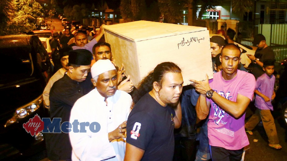 SAHABAT handai dan ahli keluarga mengusung jenazah Mohd Saiful setibanya di rumah keluarga di Taman Asia Selatan untuk dikebumikan. Muhammad Zuhairi Zuber