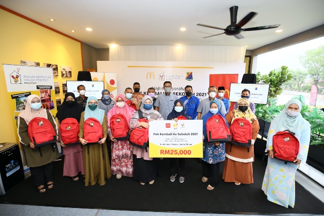 Pelajar SK Felda Pasir Besar, Gemas antara penerima peralatan sekolah bernilai RM25,000 untuk sesi persekolahan baharu. - FOTO RHMC
