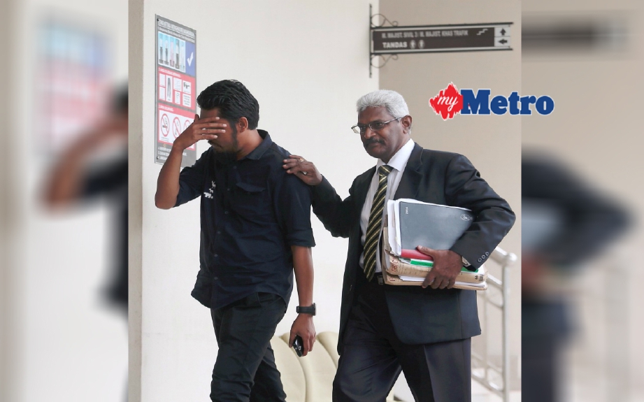 Arifin (kiri) bersama tiga individu yang lain dihadapkan ke Mahkamah Majistret Seremban atas pertuduhan memiliki cop pegawai perubatan HTJ palsu dan menggunakan sijil cuti sakit palsu pada tahun lalu. FOTO Iqmal Haqim Rosman