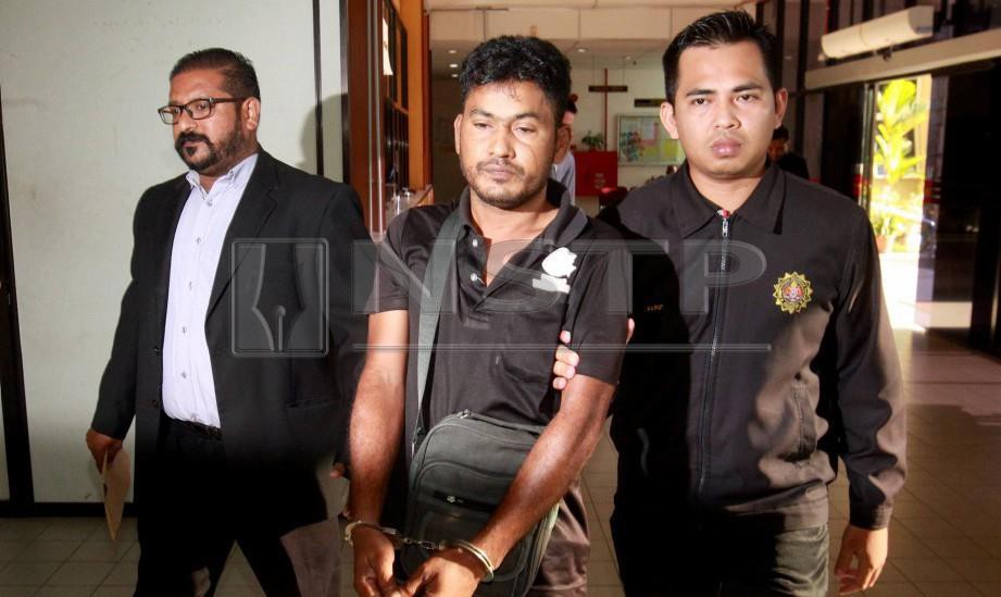 ANGGOTA Suruhanjaya Pencegahan Rasuah Malaysia (SPRM) mengiringi lelaki warga Bangladesh, Md Aiub Ali, 43, (tengah)  di Mahkamah Butterworth, atas kesalahan di bawah Seksyen 17(b) ASPRM 2009 kerana memberikan rasuah kepada anggota polis berpangkat Sarjan untuk menukarkan identiti individu yang ditahan oleh polis. FOTO Danial Saad