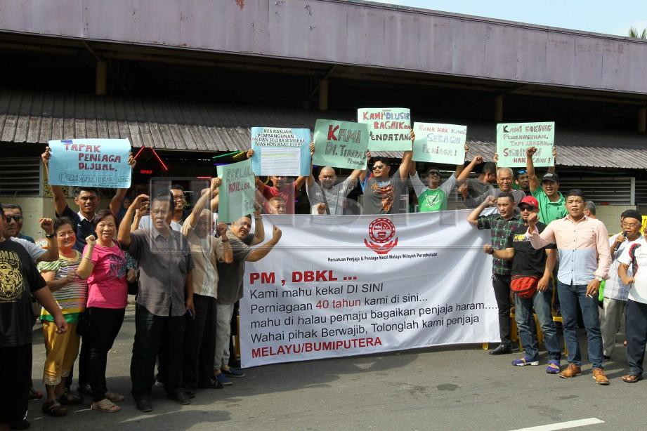 Peniaga Medan Selera Semarak berkumpul membantah tindakan pemaju minta mereka mengosongkan premis perniagaan dengan segera. FOTO Mahzir Mat Isa