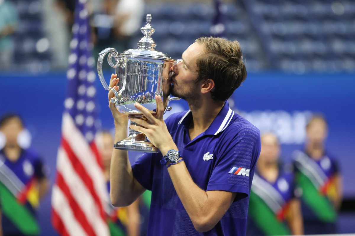 Daniil Medvedev mencium trofi kejuaraan Terbuka AS yang dimenangi. FOTO AFP