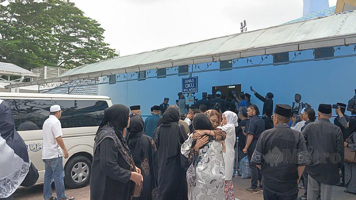 Jenayah bekas Ketua Polis Negara, Tun Mohammed Hanif Omar tiba di Masjid Negara jam 11.05 pagi ini.