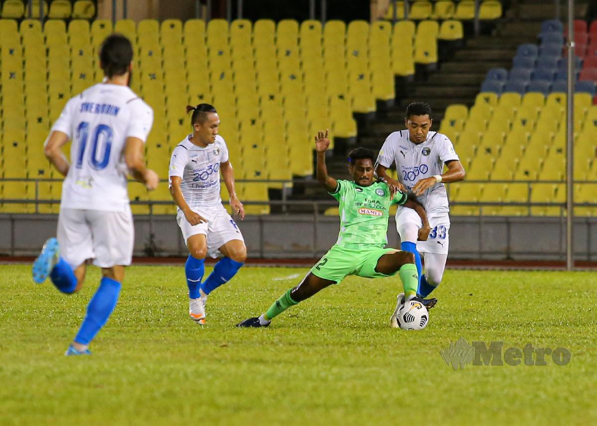 PEMAIN Melaka United, Kumaahran Sathasivam (dua kanan) diasak oleh pemain pertahanan Penang FC dalam aksi Liga Super di Stadium Hang Jebat, semalam. FOTO Syafeeq Ahmad