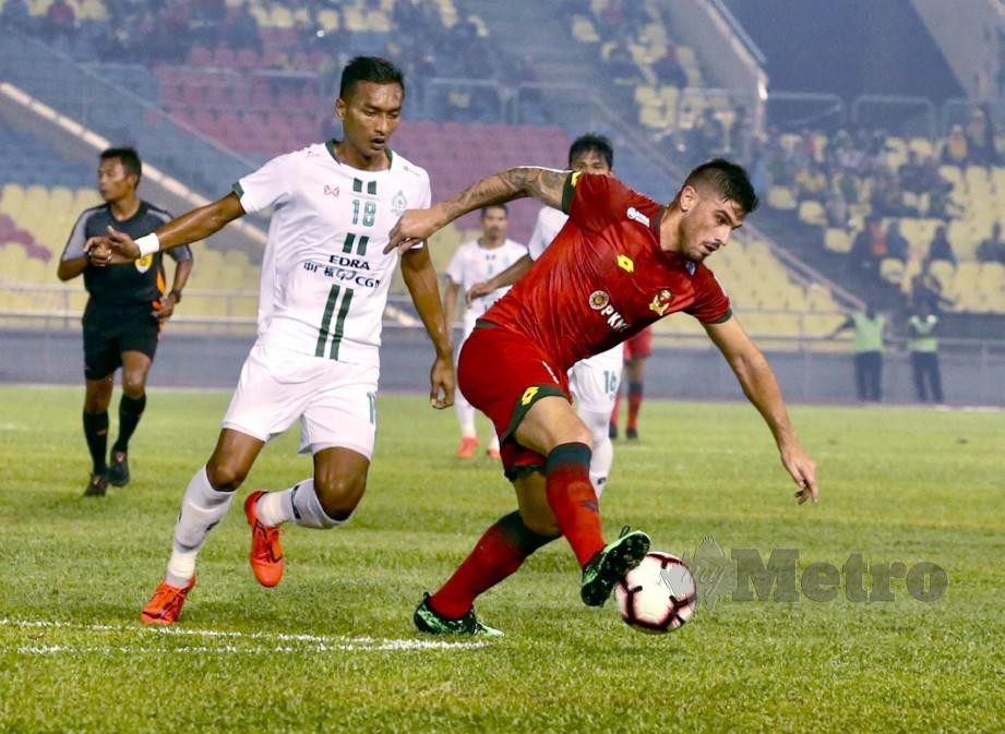 Pemain Kedah, Fernando Rodriguez (kanan) dihalang pemain Melaka United, Wan Amirul Afiq Wan Ab Rahman (kiri) dalam aksi Liga Super. FOTO Rasul Azli Samad.