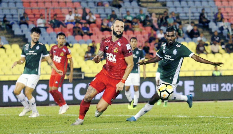 PEMAIN Kedah, Paulo Rangel  (tengah) melakukan asakan kearah pintu gol Melaka. FOTO/ RASUL AZLI SAMAD