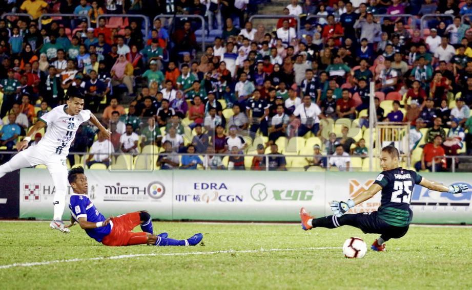 PENJAGA gol  Kuala Lumpur,  Sharbinee Allawee  gagal menahan bola rembatan  Nazrin  (kiri)  di Stadium Hang Jebat. - FOTO  Muhammad Zuhairi  Zuber