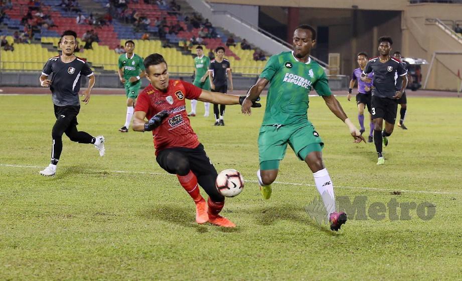 Penjaga gol UKM FC (dua dari kiri) menepis cubaan gol pemain Melaka United (dua dari kanan) pada perlawanan persahabatan di Stadium Hang Jebat, Paya Rumput. FOTO File NSTP