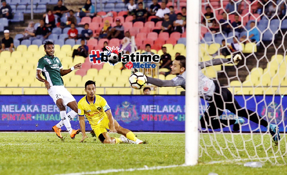 HELMI (kanan) optimis buat pintu gol Pahang lebih kebal. FOTO/FAIL 