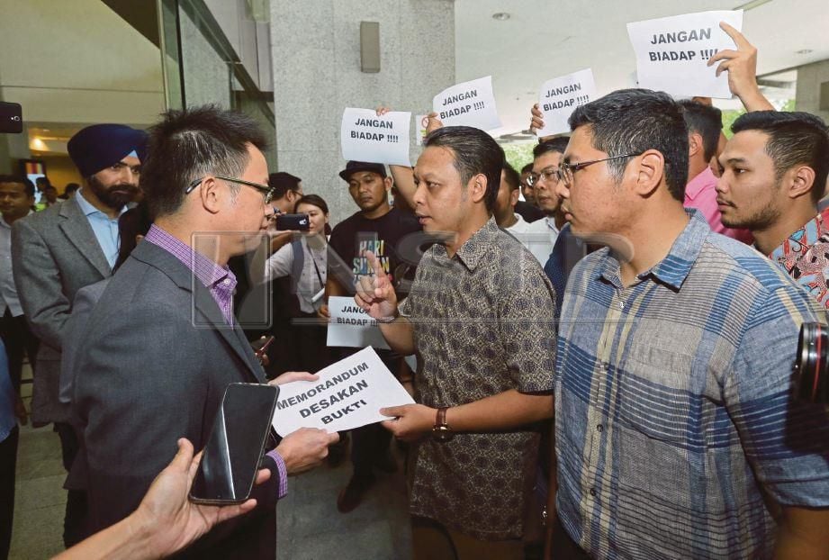 AMIN (dua kanan) menyerahkan memorandum kepada Chai (kiri) berhubung isu Eric Liew yang menghina Sultan Munammad V, hari ini. Foto NURUL SYAZANA ROSE RAZMAN.