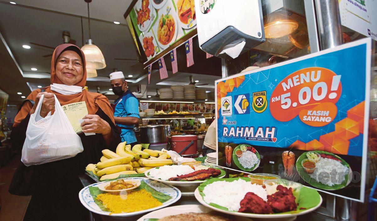 Ramlah yang membeli menu Rahmah. Tinjauan Menu Rahmah yang disediakan di restoran Ali Maju yang bermula hari ini. FOTO EIZAIRI SHAMSUDIN