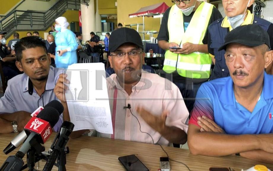 PEGAWAI khas Menteri Besar Johor, Syed Othman Syed Ali (tengah) menunjukkan laporan polis mengenai mesej palsu yang tular ketika sidang media di Pasir Gudang. FOTO Ibrahim Isa