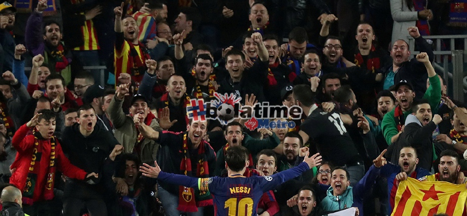  MESSI (tengah) meraikan gol bersama penyokong. FOTO/AFP 