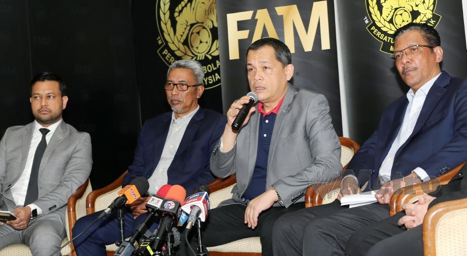 HAMIDIN  (tengah) pada sidang media selepas mesyuarat khas berhubung Covid-19 di Wisma FAM, Kelana Jaya.  