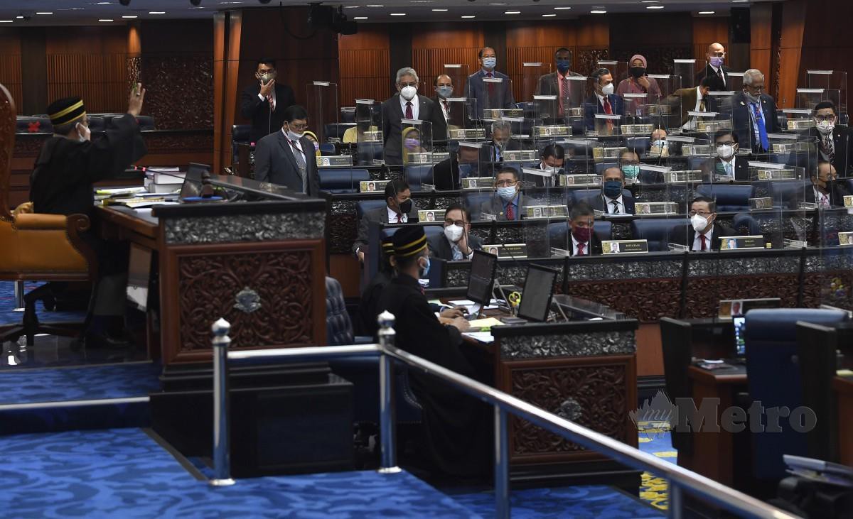 TIMBALAN Yang Di-Pertua Dewan Rakyat Datuk Mohd Rashid Hasnon meredakan keadaan yang bertukar kecoh pada Mesyuarat Khas Penggal Ketiga Parlimen Ke-14 di Parlimen hari ini. FOTO Bernama