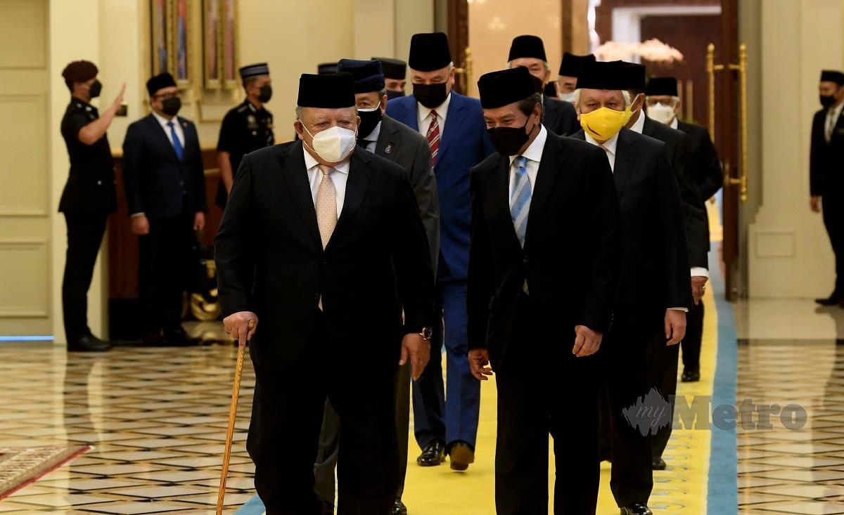 Raja Perlis Tuanku Syed Sirajuddin Putra Jamalullail (kiri) bersama Sultan Terengganu Sultan Mizan Zainal Abidin ketika berangkat ke Mesyuarat Majlis Raja-Raja ke-259 di Istana Negara, hari ini.