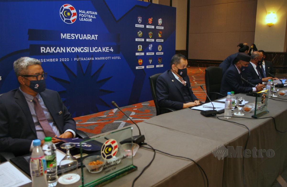 Hamidin (tengah) mempengerusikan Mesyuarat Rakan Kongsi Liga ke 4 MFL. FOTO Mohd Yusni Ariffin