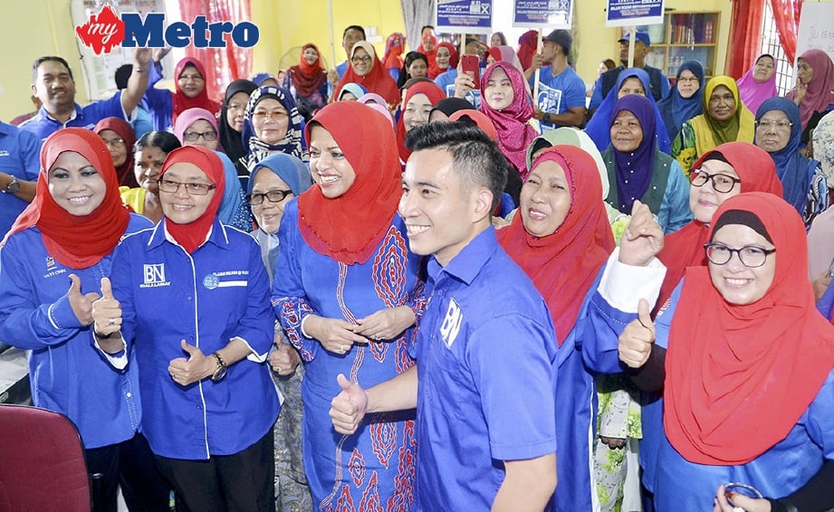 KETUA Wanita Barisan Nasional (BN), Tan Sri Shahrizat Abdul Jalil (tiga dari kiri) bersama Rozana  (dua dari kiri) dan calon BN Parlimen Kuala Langat, Shahril Sufian Hamdan (tiga dari kanan)  di Pusat Daerah Mengundi (PDM) Taman Kemuning, Kuala Langat. FOTO/FAIZ ANUAR