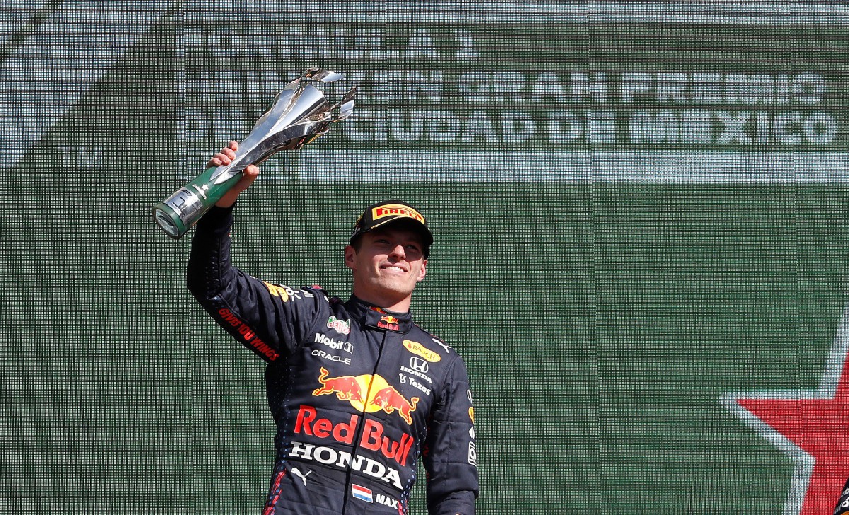 Pemandu Red Bull, Max Verstappen bersama trofi dimenangi di Grand Prix Mexico. FOTO EPA 