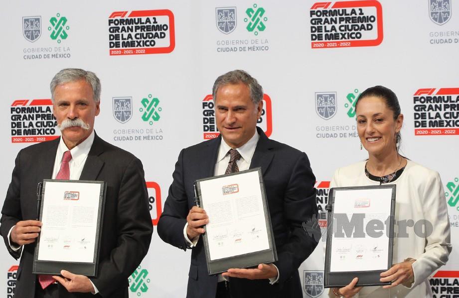 Carey (kiri), Presiden Eksekutif Inter-American Entertainment Corporation (CIE) Alejandro Soberon Kuri (tengah), dan Sheinbaum (kanan), bergambar selepas majlis memeterai perjanjian penganjuran Mexico City Grand Prix. FOTO Agensi 