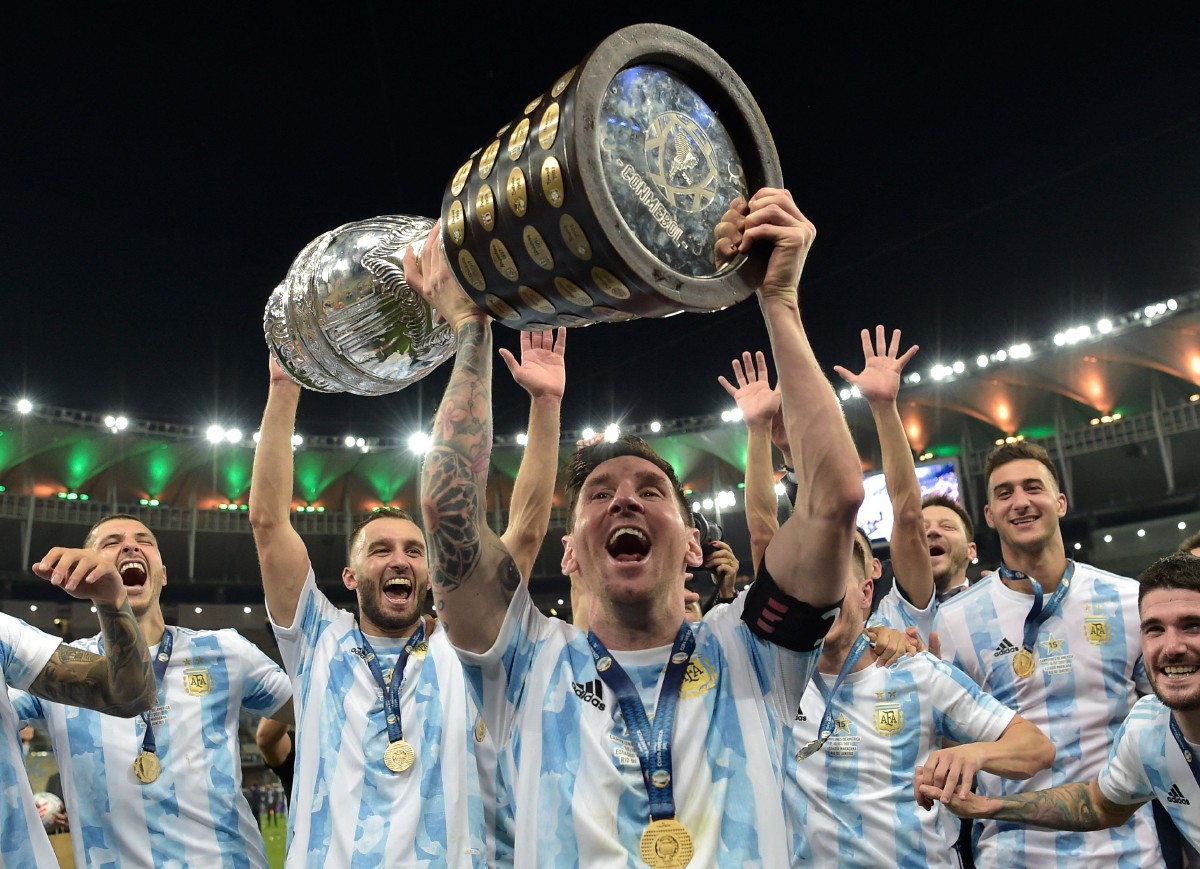 Bintang Argentina, Lionel Messi menjulang trofi ketika dia meraikan kejayaan muncul juara Copa America 2021 menewaskan Brazil. FOTO AFP