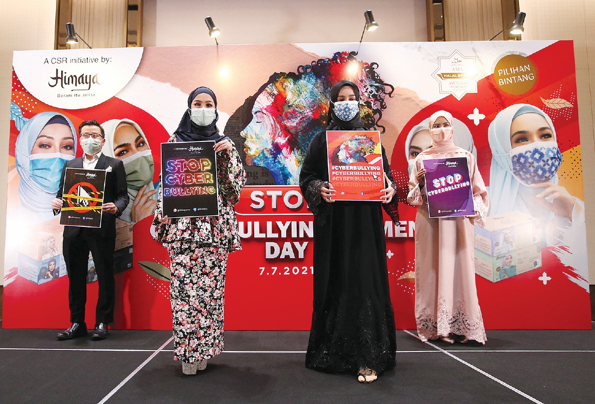 MENJAYAKAN kempen Anti Buli Siber anjuran Himaya Premium Hijab Medical Mask bersama Wany Hasrita dan Amira Othman.