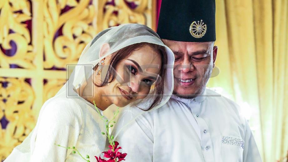 Tauke Jambu bersama Nadia Mohd Affendi selepas dinikahkan pada 2017. FOTO arkib NSTP