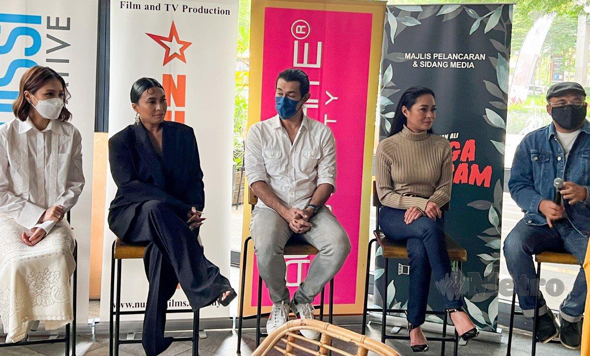 NABILA (dua dari kanan) bersama pelakon filem Telaga Surinam, Scha Alyahya (kiri), Maya Karin (dua dari kiri) dan Farid Kamil (kanan).
