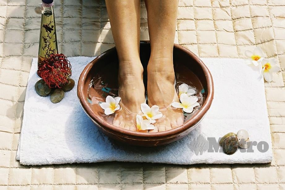 RENDAMAN kaki dengan air garam atau herba penenang dapat atasi kejang. FOTO Ihsan Pembaca & Sumber Google