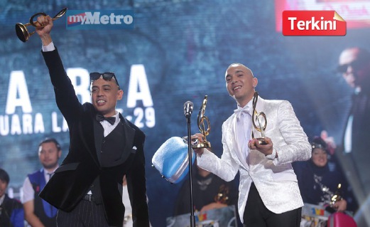 Lagu Apa Khabar nyanyian Joe Flizzow (kiri) dan Sonaone muncul juara Anugerah Juara Lagu ke-29. FOTO Ghazali Kori